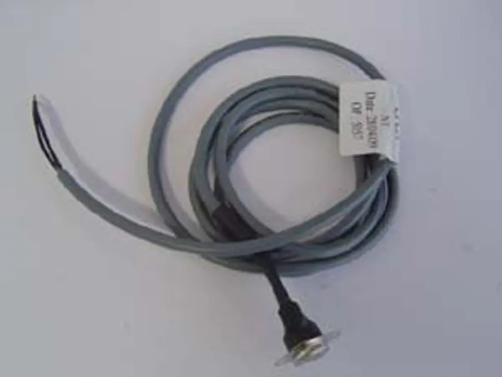 Graues Kabel mit einem Anschluss und Etikett. Es könnte Teil eines Sicherheitstemperaturbegrenzers von Remeha sein.